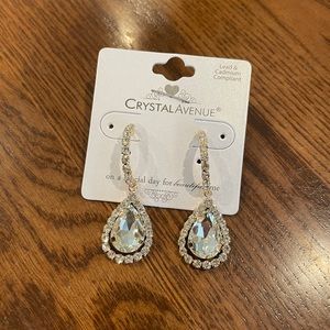 Gold dangling earrings - NWT